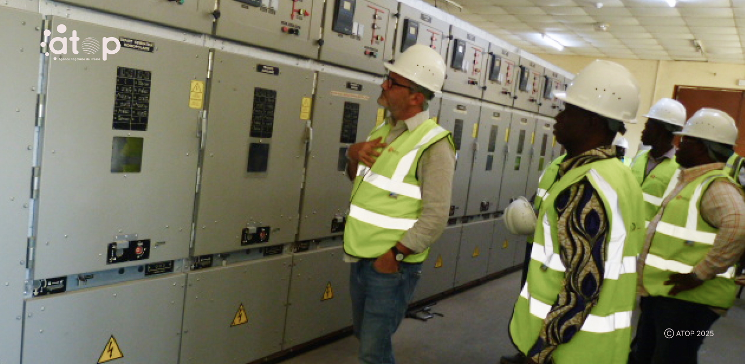 10 M. Neumann visite le centre de distribution electrique de la CEET Kara