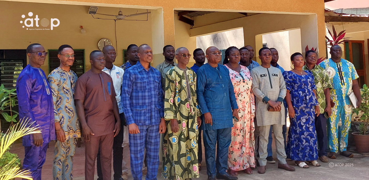 11 Les acteurs concernes ont pose avec les officiels a lissue de la ceremonie du lancement de la campagne ITIE Togo