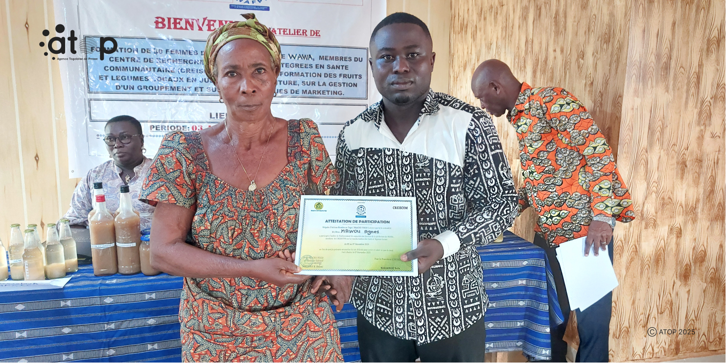 12 M. Batanama remet lattestation a une participante