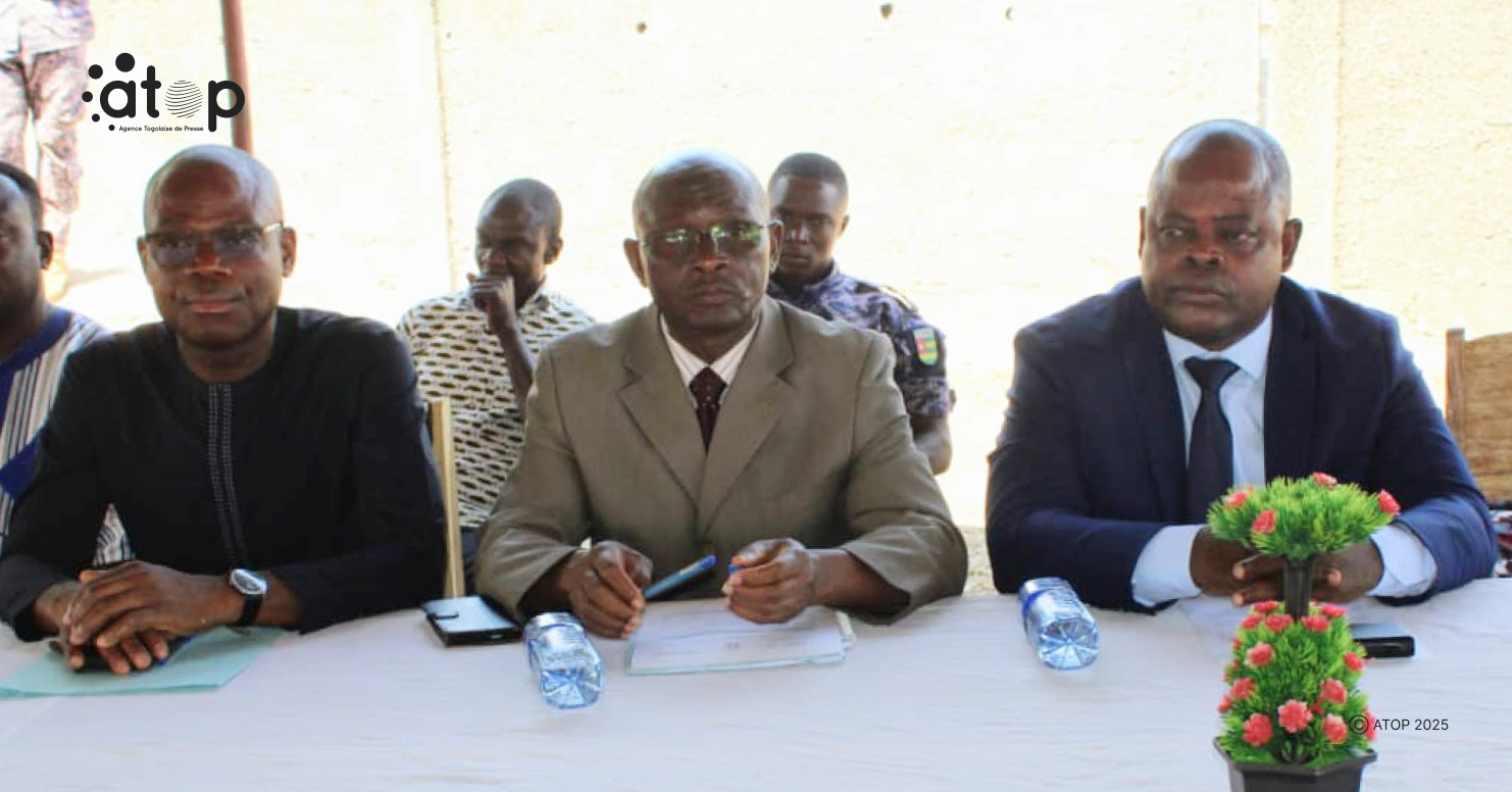 15 Table dhonneur le directeur du cabinet a droite
