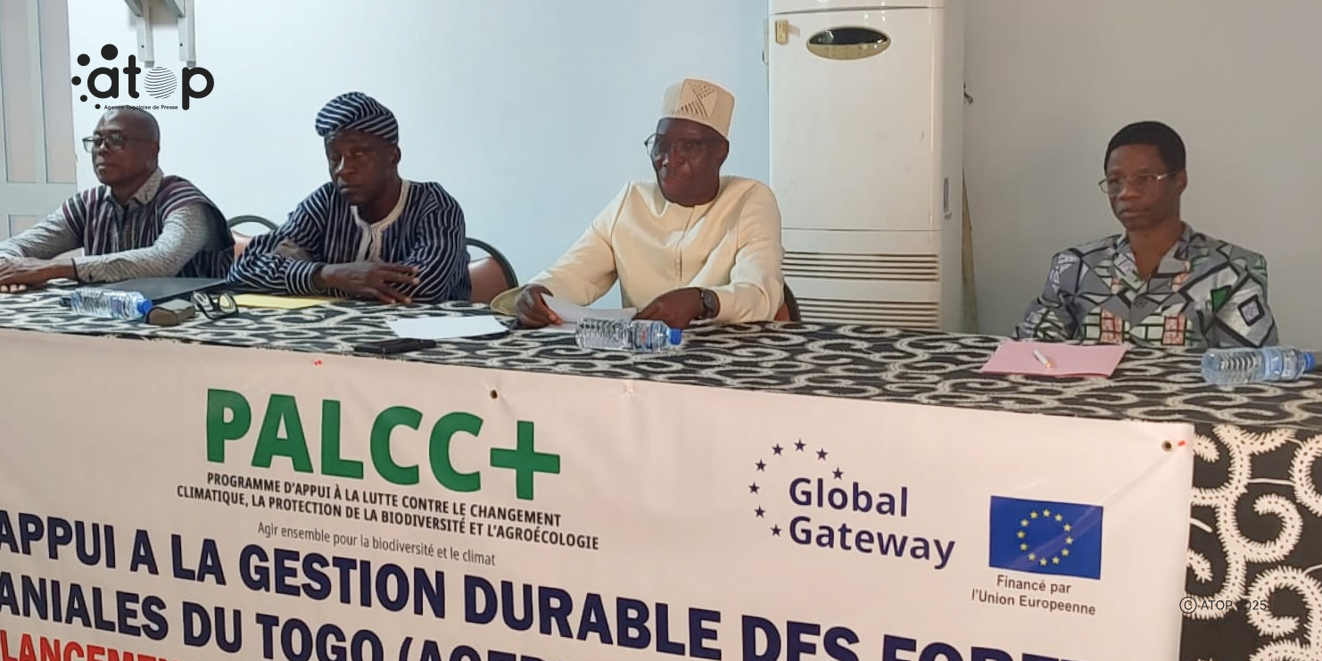 16 Table dhonneur. Le prefetTchimbiandja 2eme de la droite ouvrant les