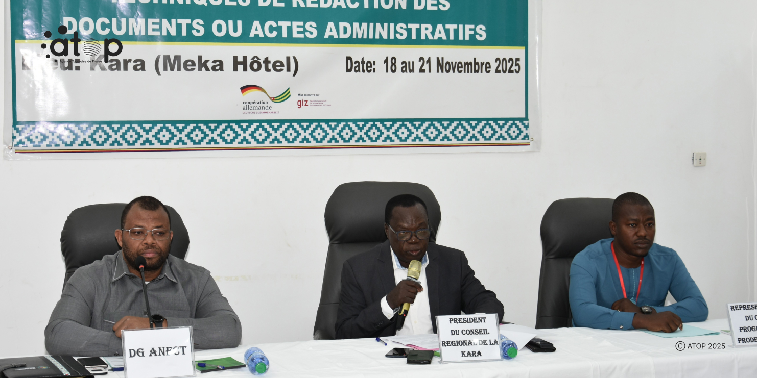 2 Table dhonneur M. Bakem milieu ouvrant les