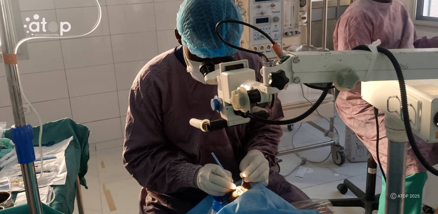 24 Un chirurgien operant un patient