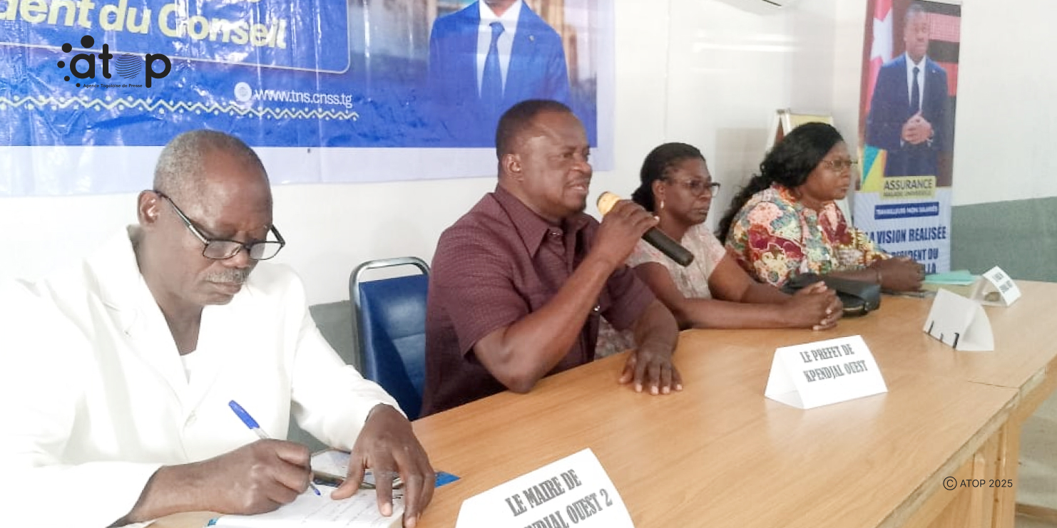 26 Le prefet micro ouvrant la seance a Naki est