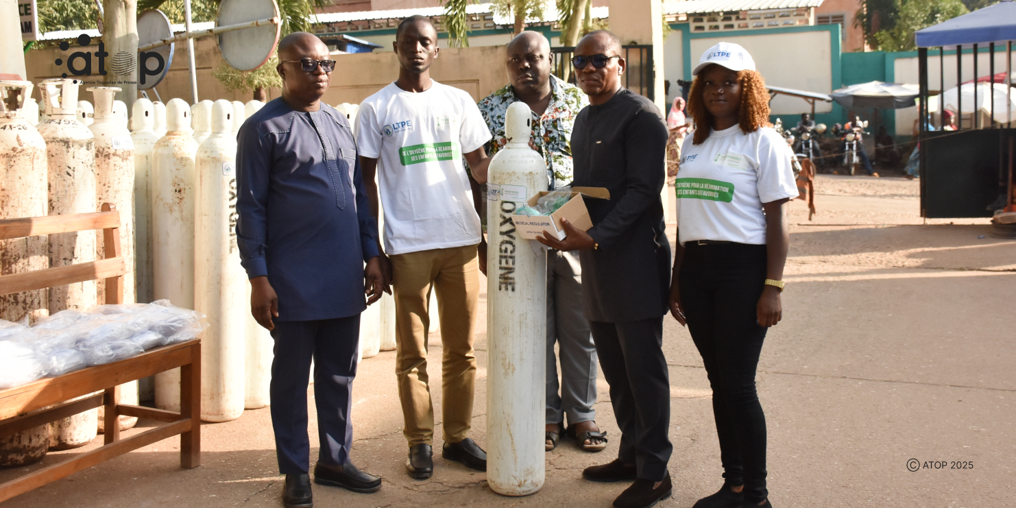 3 Le directeur du CHR Bamazi Paowa a droite recevant le materiel