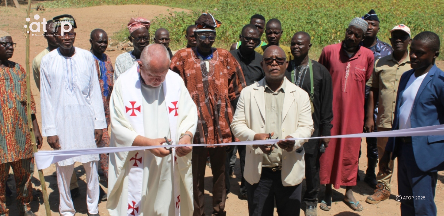 4 Coupure du ruban symbolique par le Rvd pere et le directeur de lONG ADEFE