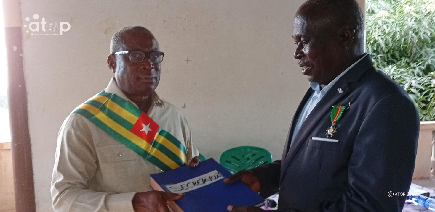 4 M. Sikou Agba Bassar 3 recoit les documents des mains de son predecesseur