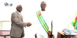 42 Le prefet Batossa a gauche felicitant le maire Batchana