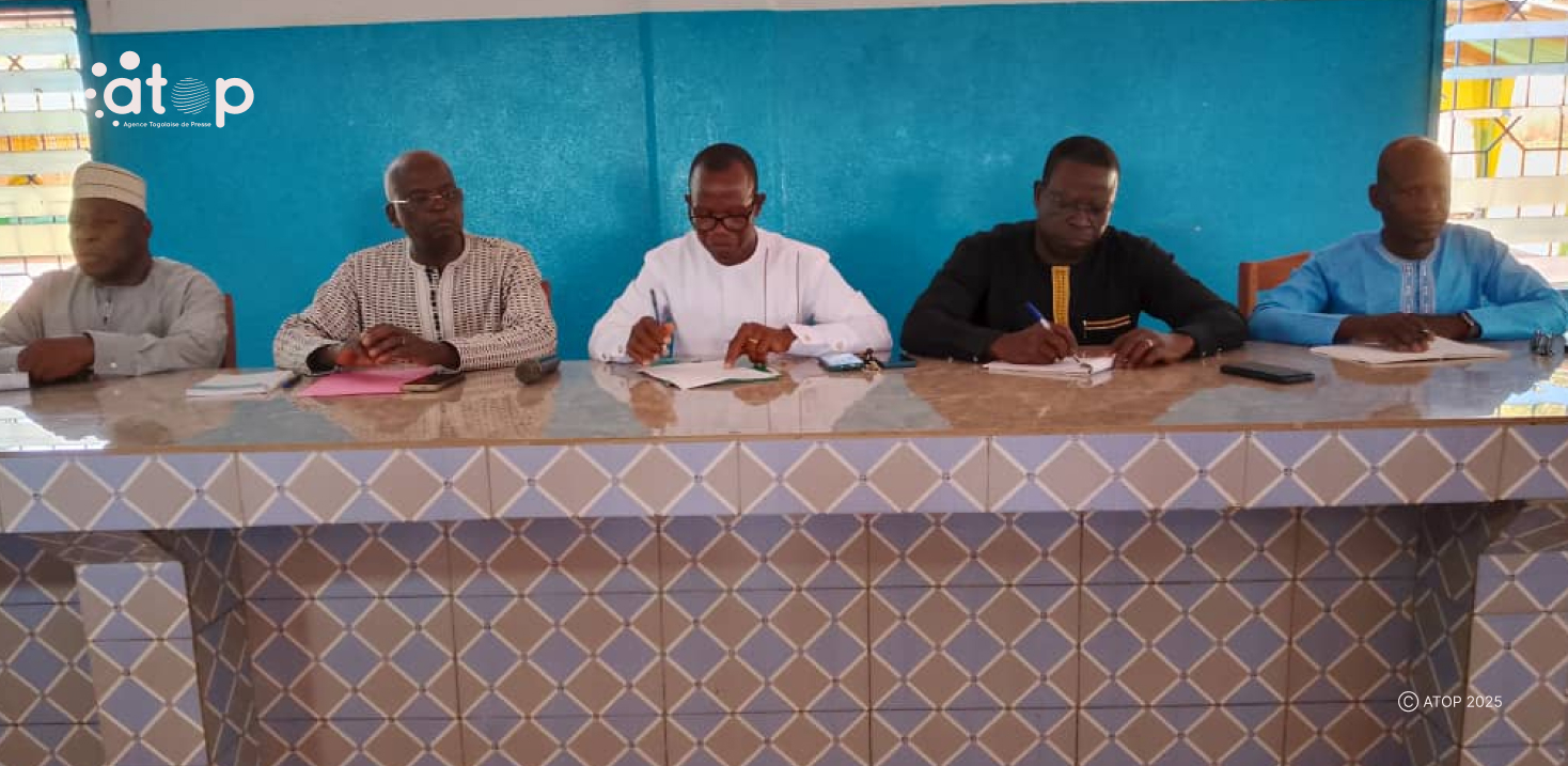 Tône : Le Conseil régional des Savanes rencontre les différents acteurs de sa zone 1 7 La table dhonneur a Dapaong le president du Conseil regional 2e de la gauche