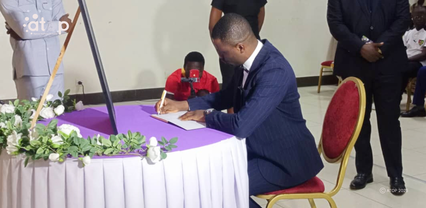 Le ministre signant le livre des condoleances site