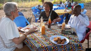 Mmes Milon et Sylla 1e et 2e de la gauche en pleine degustation