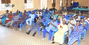 Les participants validant le document par acclamation