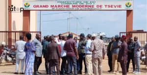 La délégation visite le marché de Tsévié