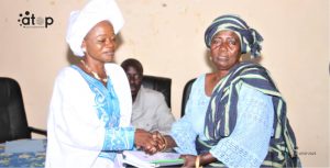 Passation entre Mme le amire sortant (droite) et le maire entrant (blanc)