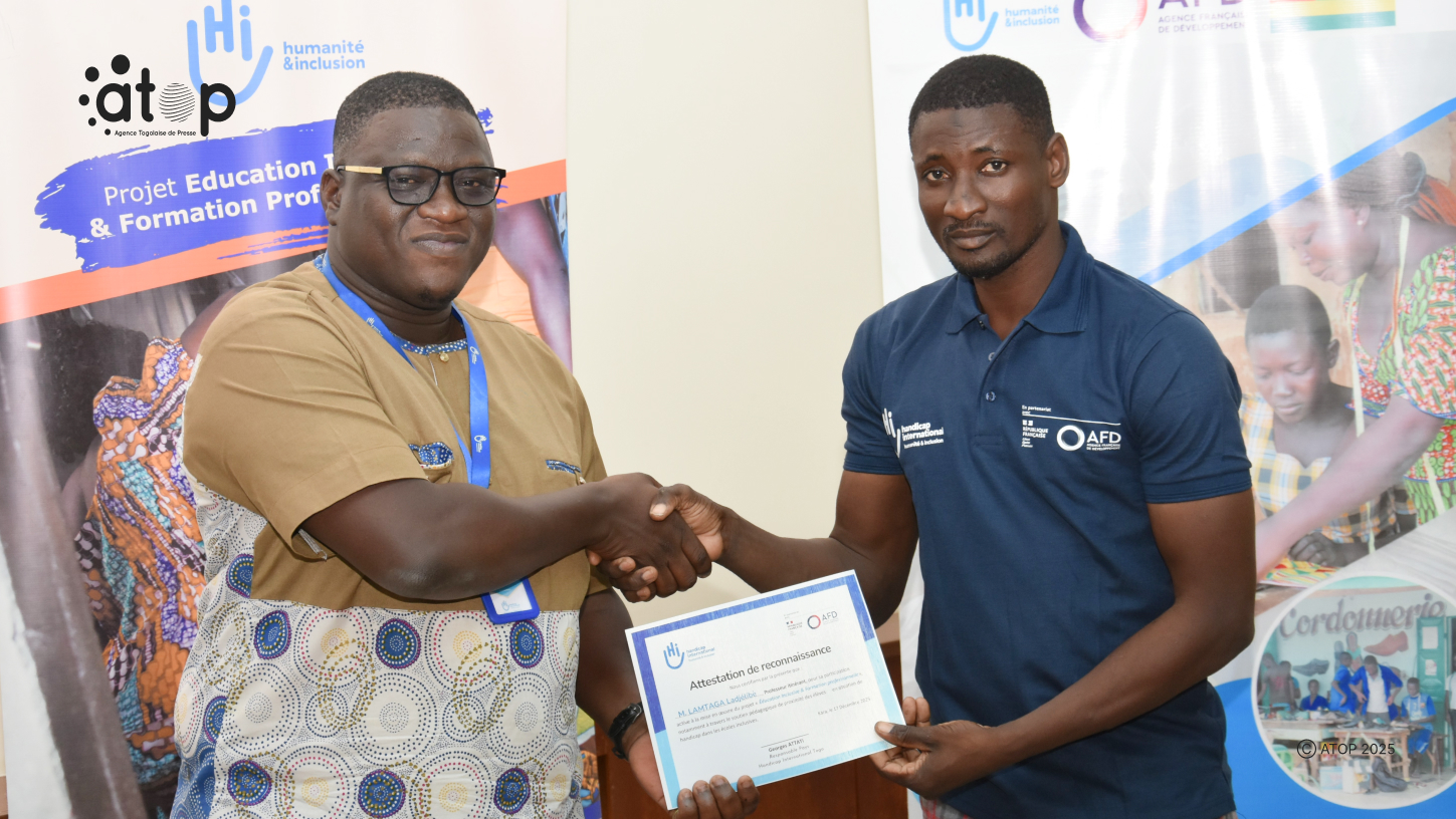 10 Dr. Sama Tchindo a droite remettant une attestaion a un acteur