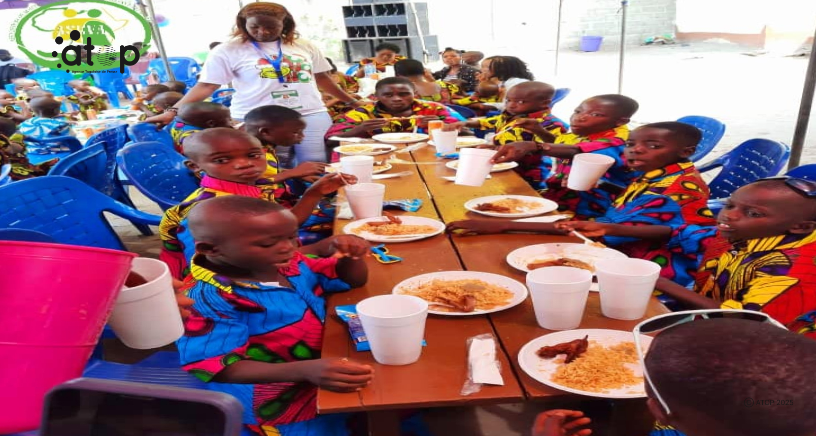 Agou : ASEVA offre des cadeaux de noël aux enfants de l’orphelinat « Dieu est Grand » 1 10 Le partage des repas chauds avec le orphelins