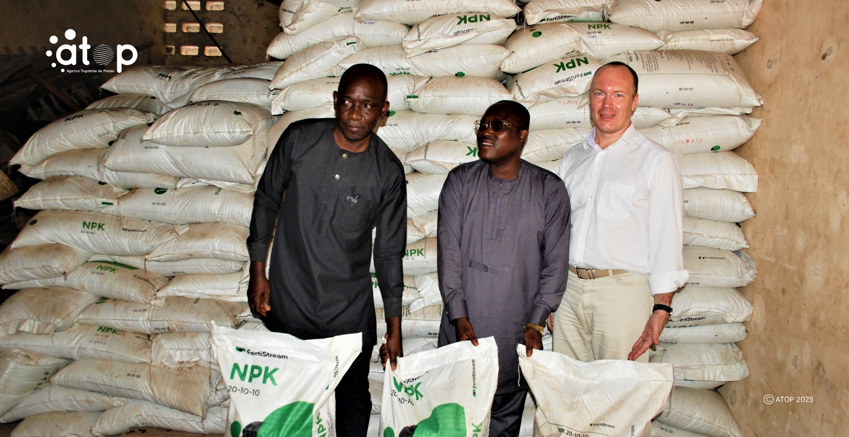 Kloto/Améliorer la productivité café-cacao : 500 tonnes d’engrais spécifiques café (NPK 20-10-10) offerts aux producteurs 1 12 Le president de la FUPROCAT aguche recoit symboliquement les engaris destines aux producteurs