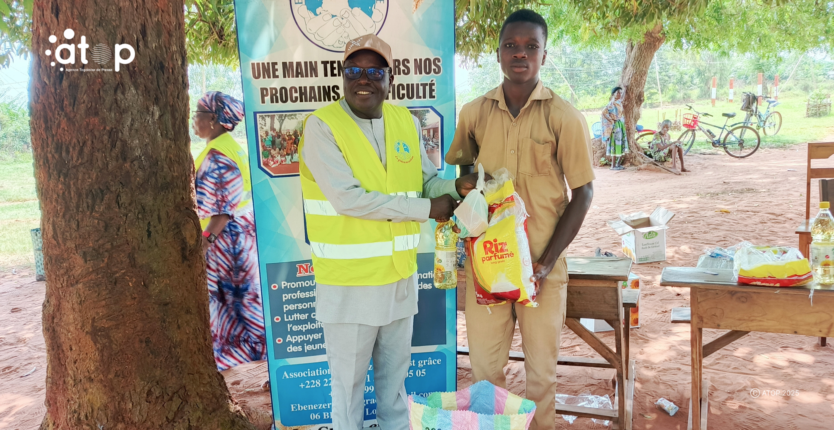 13 Ble SG Bello Assani a droiteencourage un beneficiaire