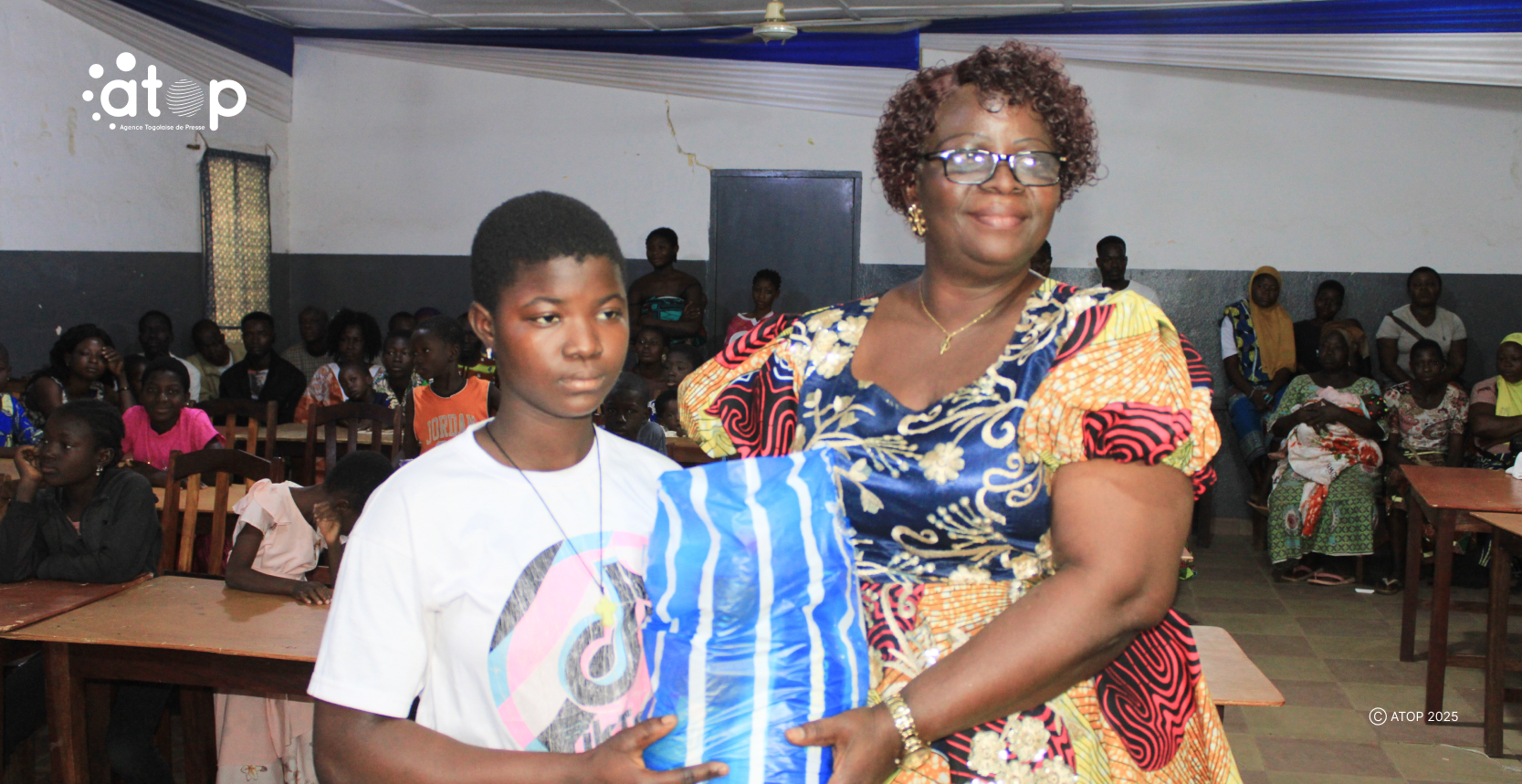 17 Une beneficiaire recoit son kit des mains de la directrice des Solidarites