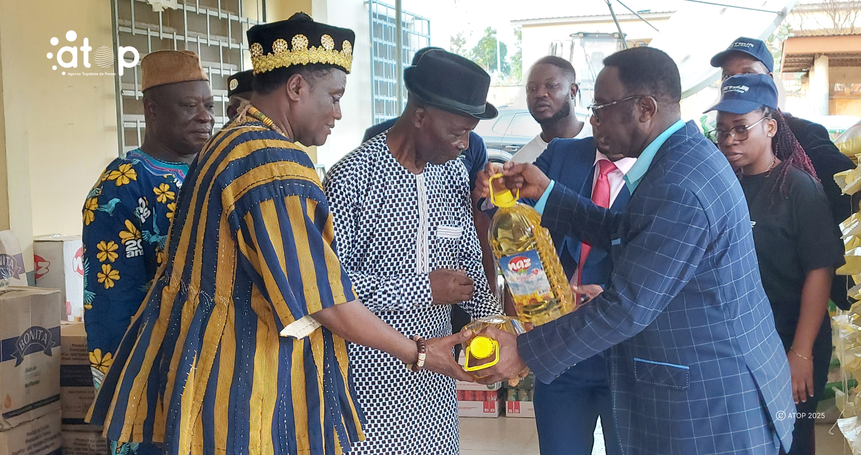Festivités de fin d’année : le consortium SAPY SA offre des vivres aux chefs traditionnels de la préfecture de Wawa 1 3 Remise symbolique du prefet Somenu Atsu aux chefs traditionnels de Wawa