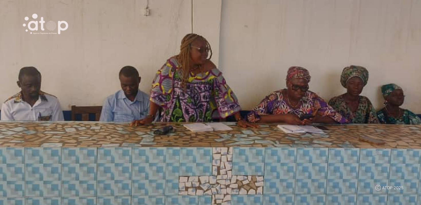 33 Mme Naguibe debout exhorte les groupements a valoriser leurs produits