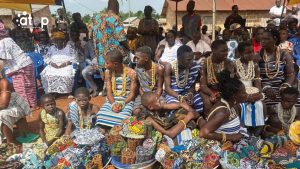 Les filles sont en tenues traditionnelles lors de la cérémonie