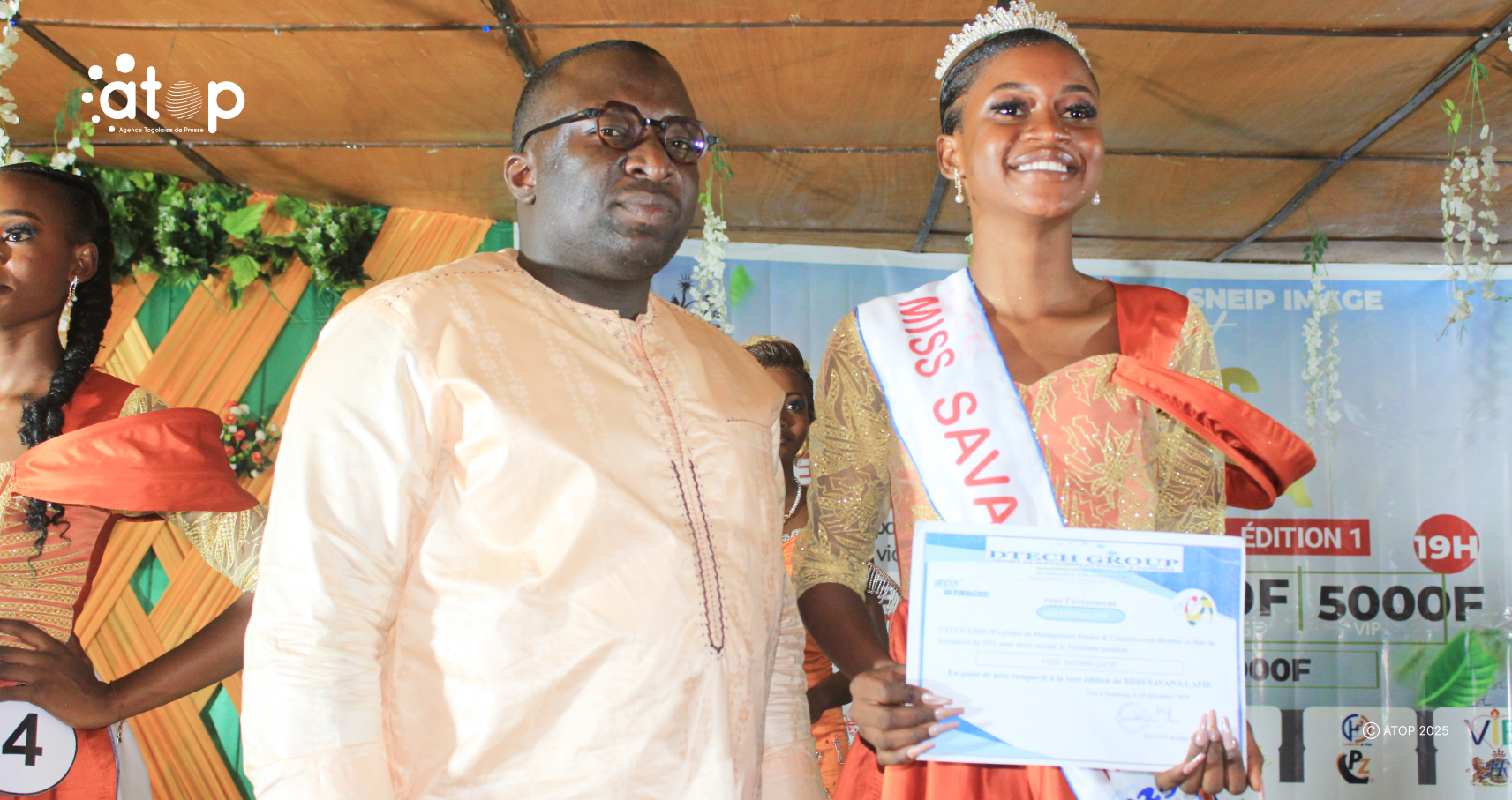 39 Le representant du gouverneur felicite la gagnante