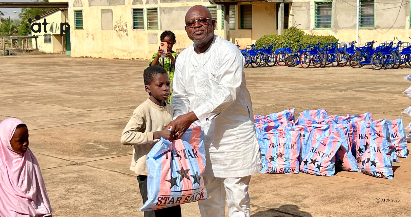 5 Le prefet de la Kozah remettant un kit festif a un beneficiaire