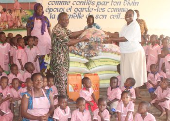 Vo/Santé : La FMH offre des vivres aux enfants de la maternelle de l’hôpital « sœur de la providence »