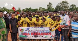 L'équipe championne et les autorités