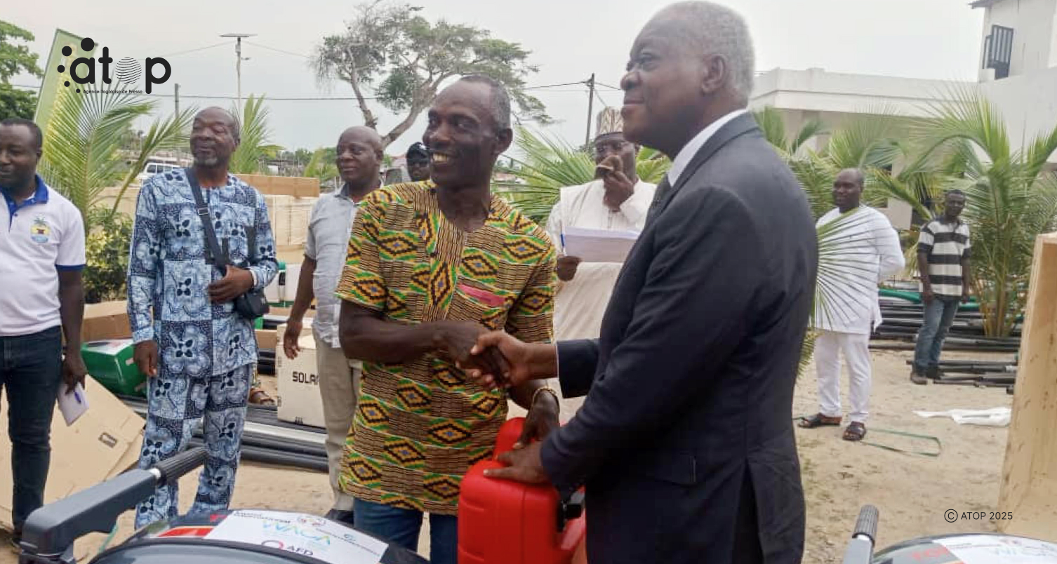 59 Mr Aquereburu Coffi Alexis remettant le don au beneficiaire
