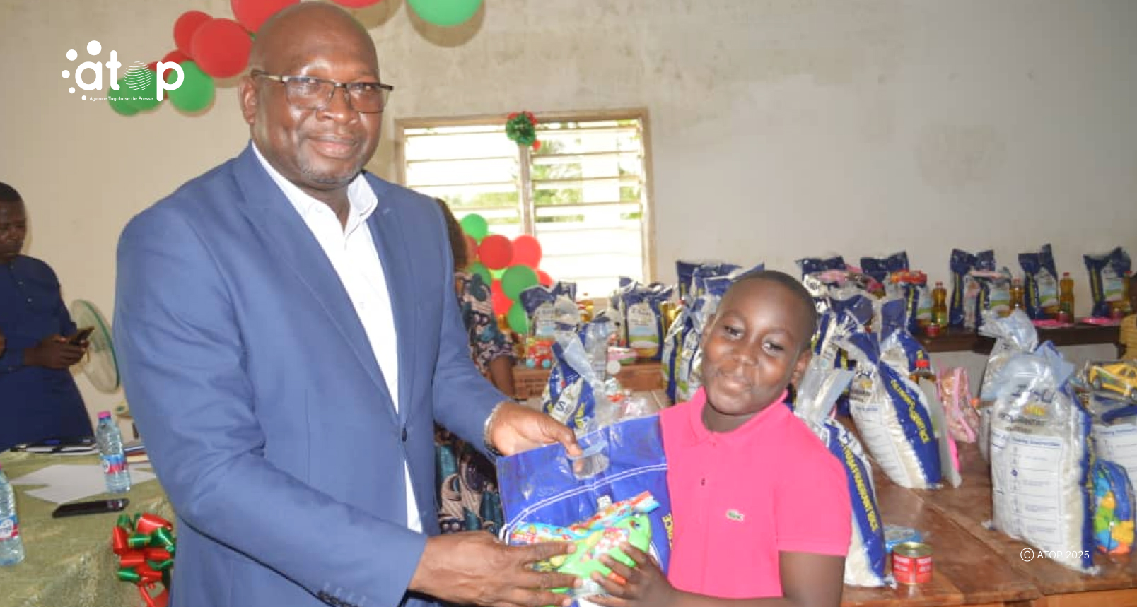 6 M. Dotse Medjina remet symboliquement un kit a un enfant