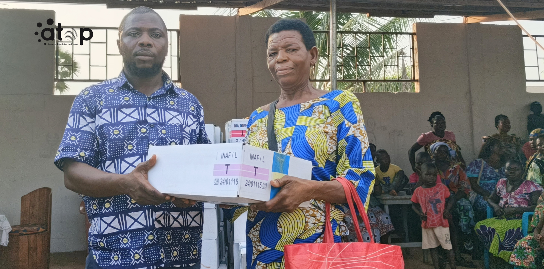6 M. Metsiya remet symboliquement un kit a une beneficiaire