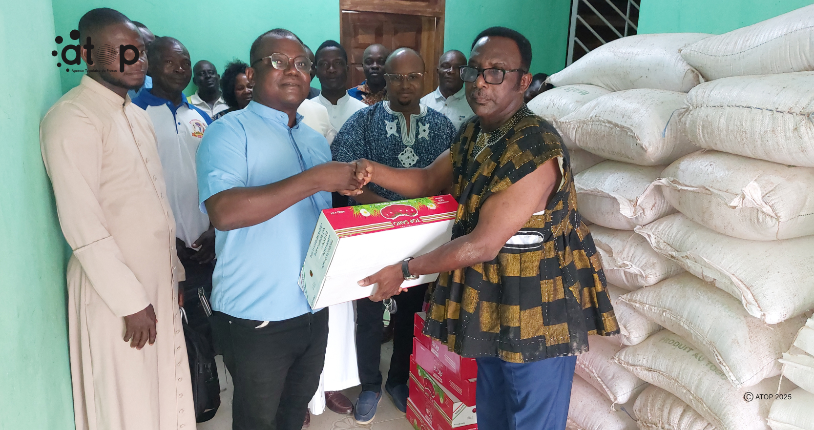 Don de kits alimentaires du Président du Conseil aux chrétiens de Wawa 1 8 Le prefet Somenu Atsu remettant symboliquement le don du PC.au cure Toussaint Sayi