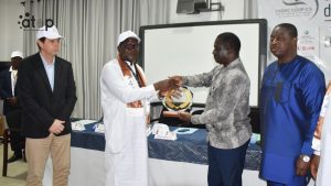 Ogou : La FNGPC COOP-CA célèbre ses vingt ans d’existence 2 Le président du conseil de la FNGPC en blanc remettant le cadeau au gouverneur des Plateaux