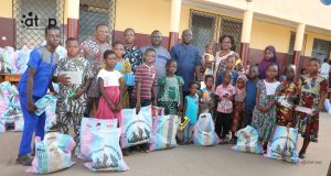 Grand Lomé/Opération « Noël Solidaire 2025 » : 110 kits festifs aux enfants orphelins, handicapés et familles démunies 2 Officiels et bénéficiaires