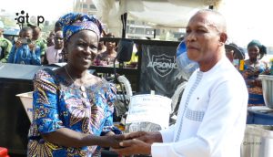 Le groupement des femmes maraîchères de Cinkassé recevant des mains du gouverneur de la Kara leur part