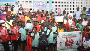 Les enfants cadeaux en mains ont posé avec les officiels