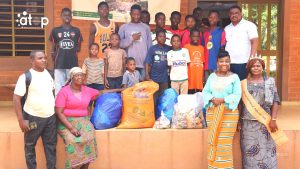 Donateurs, responsables et enfants vulnérables (Kpomé Sichen)