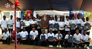 Photo de groupe des récipiendaires avec le directeur des affaires publiques