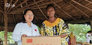 Zio/ Coopération sino-togolaise : Une consultation médicale gratuite de la mission médicale chinoise au centre Reyma d’Agbélouvé 2 Mme Guo Juanjuan remet les médicaments à la responsable du centre Reyma