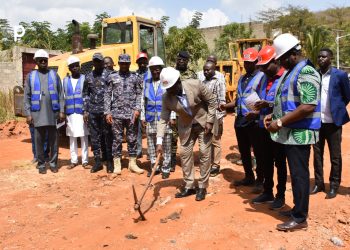 Ogou : le gouverneur des Plateaux lance les travaux de reprofilage des voies stratégiques