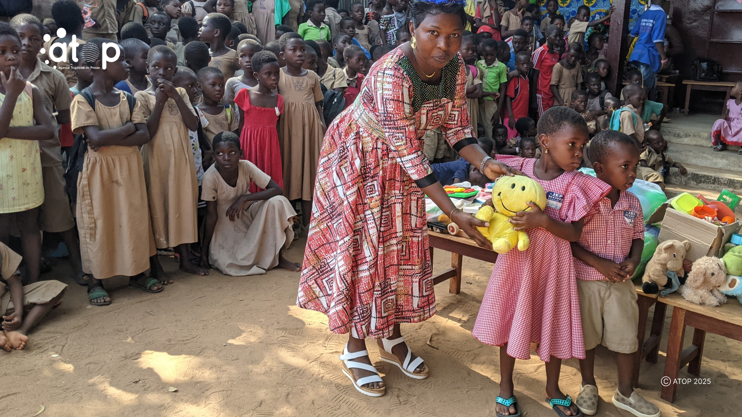 Agoè-Nyivé : ASEVA offre des cadeaux de noël aux enfants du jardin de Kohé 1 Oliver773