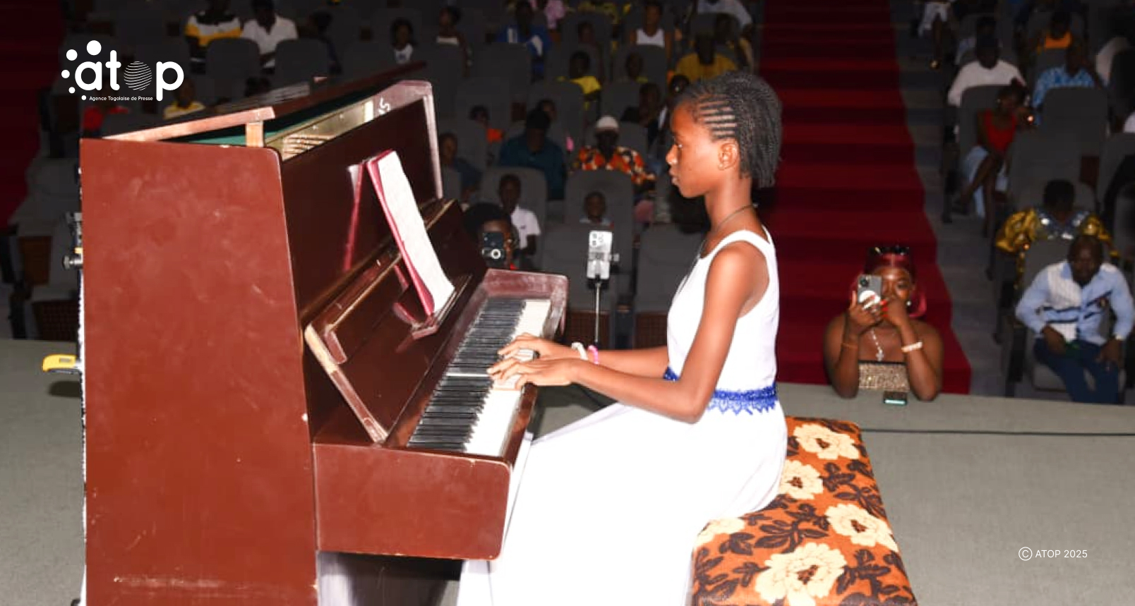 Une fillette pianiste en action