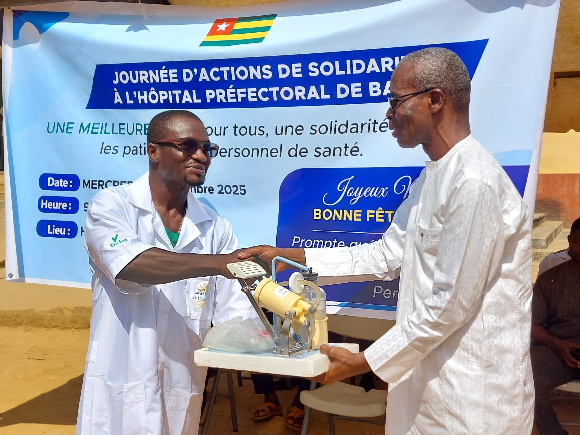 Fête de fin d’année : Le sénateur, Me Sessénou assiste les patients et le personnel du CHP-Badou 1 WhatsApp Image 2025 12 25 at 18.15.38