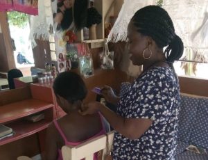Une coiffeuse en pleine activité (Photo internet)