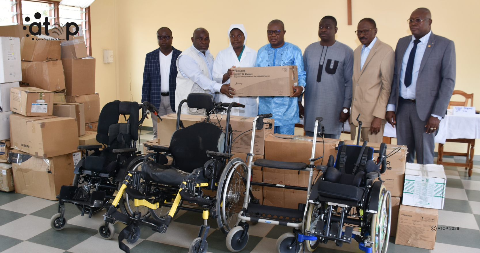 1 Dr. dAlmeida recevant le don des mains du maire et du responsable Barakah Charity