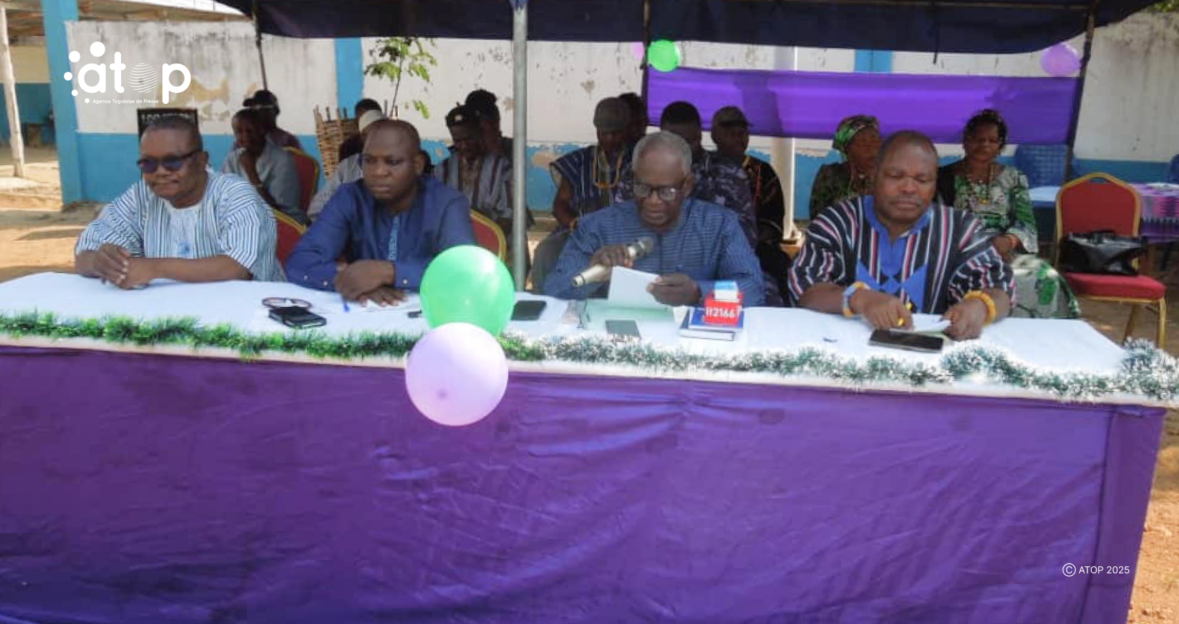 Décentralisation : Lancement des activités du bureau du citoyen de la commune Kpélé 1 1 10 Le maire Abotsi 2em de la droite sadressant a lassistance