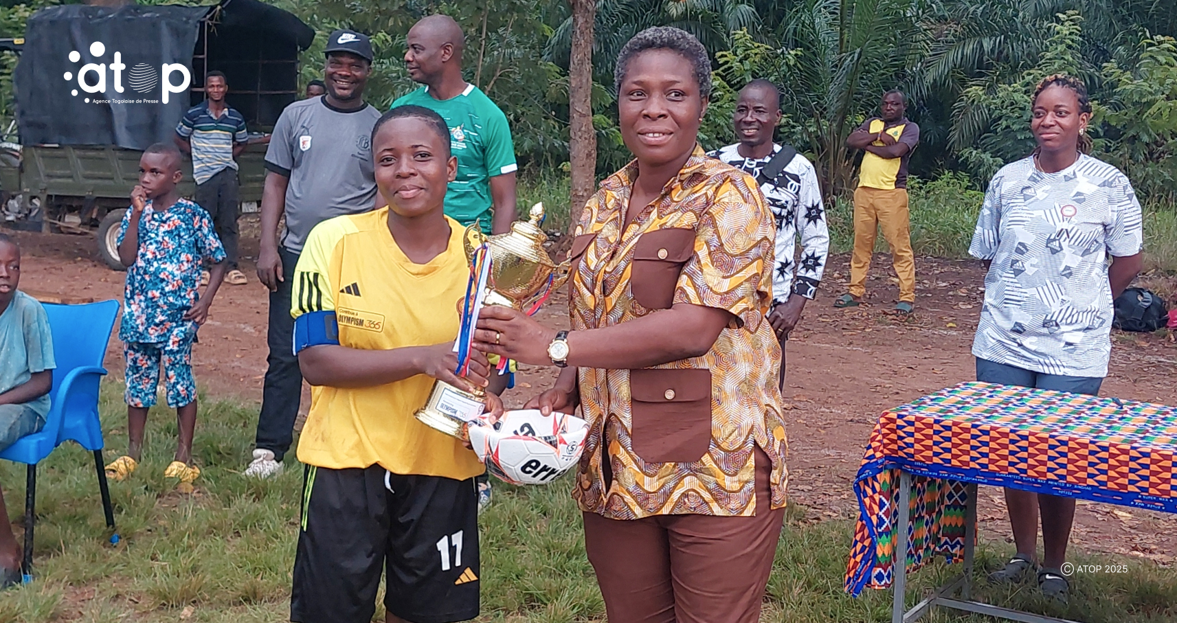 11 La 1ere equipe recoit son trophee des mains de Tomety Kayi