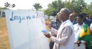 11 M. Tchiakpe donnant le coup de pinceau